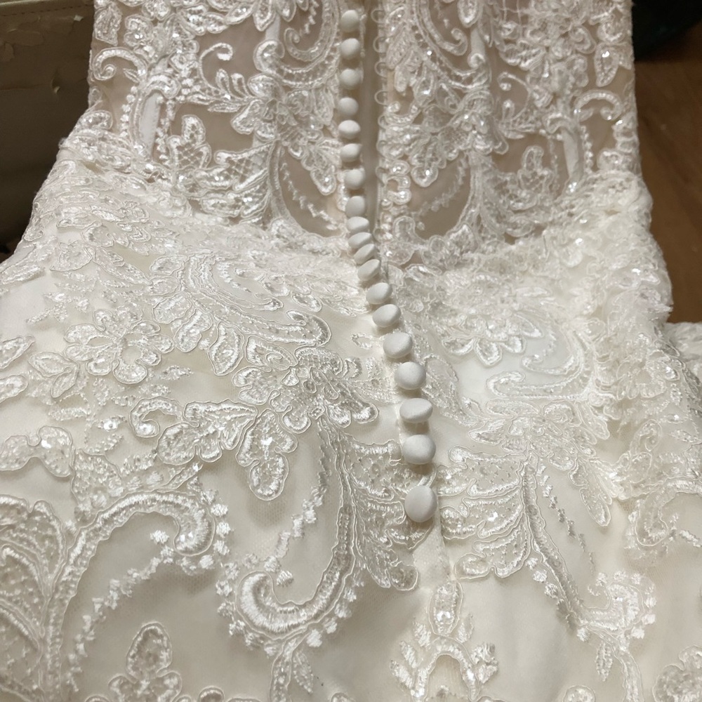 Wedding dress - Picture 8 of 8